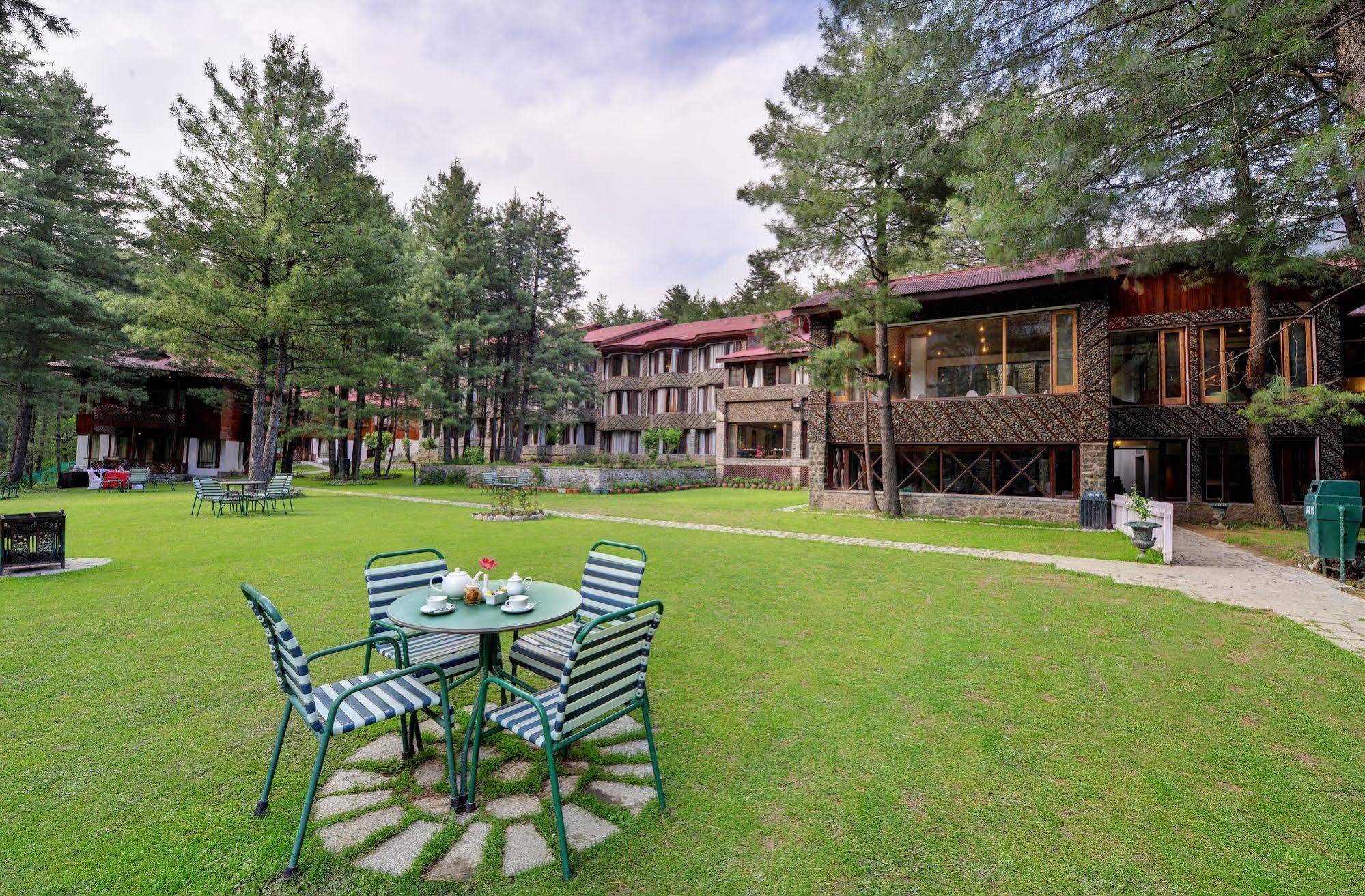 Hotel Senator Pine N Peak Pahalgām Esterno foto
